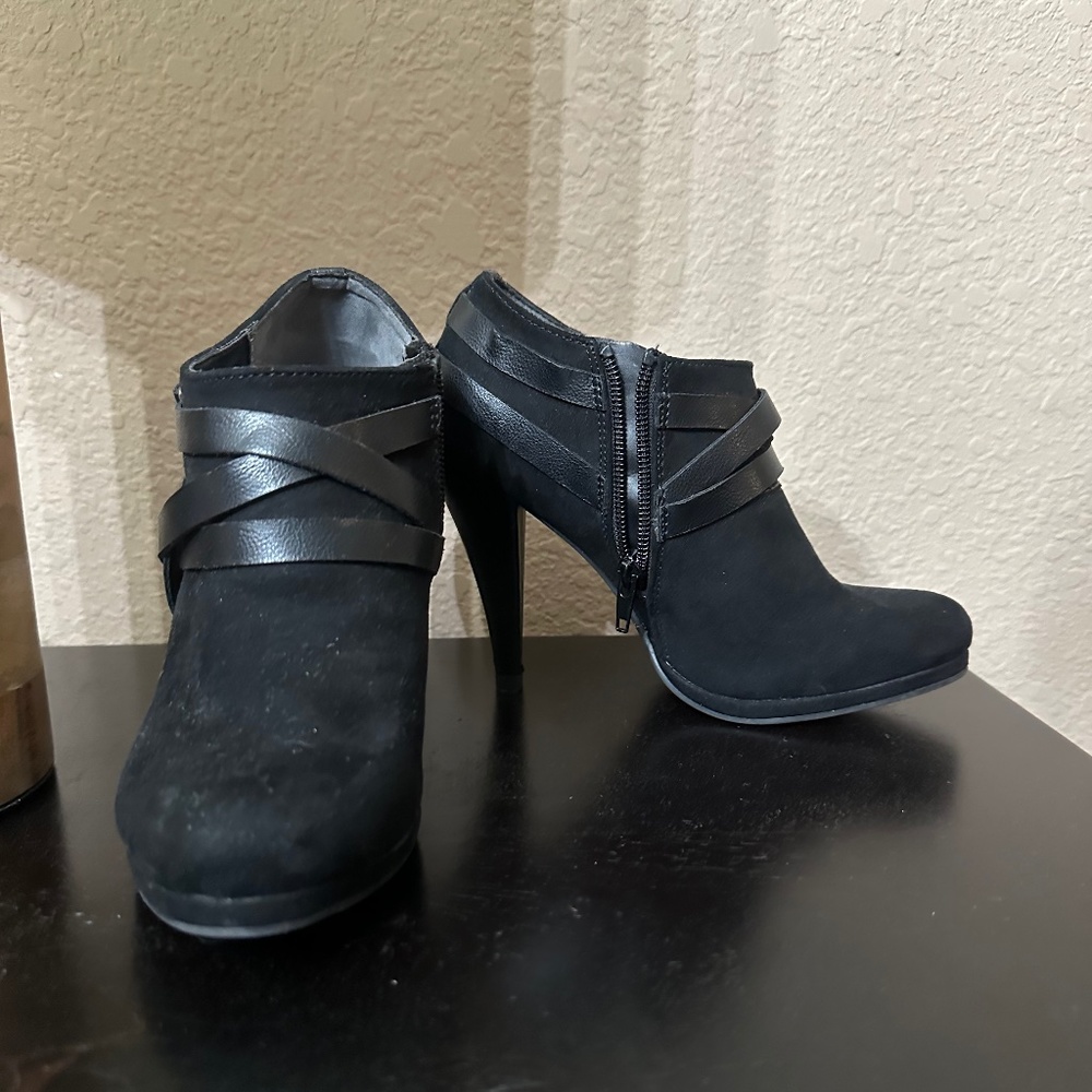 Womens Fergalicious Crissy Strappy Booties, High heels